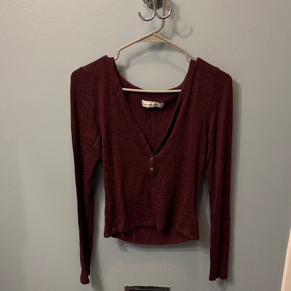 Women’s Cropped Long Sleeve V-Neck Henley Top - Burgundy